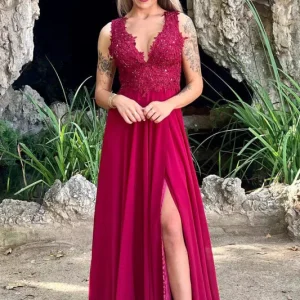 Elegant Vintage Red V-Neck Prom Dress with Thigh-High Split and Delicate Appliqués
